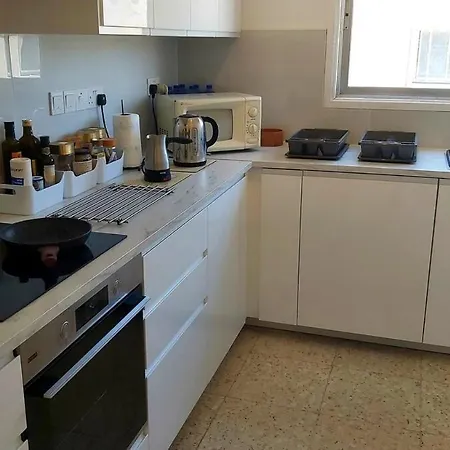 10min Walk To Finikoudes Beach, Spacious 2-bed Apartamento Larnaca