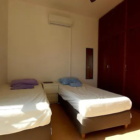 10min Walk To Finikoudes Beach, Spacious 2-bed شقة لارنكا