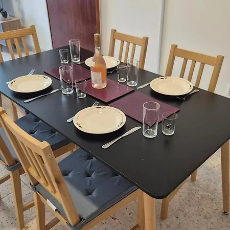 10min Walk To Finikoudes Beach, Spacious 2-bed شقة لارنكا