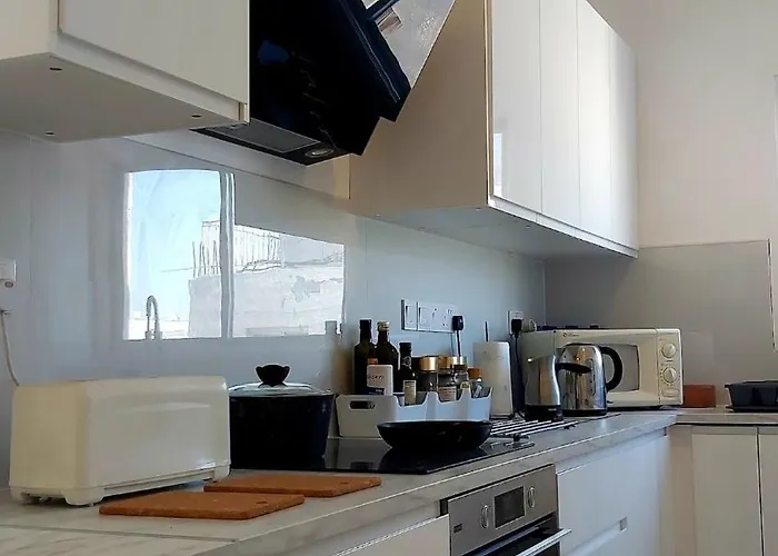 Apartamento 10min Walk To Finikoudes Beach, Spacious 2-bed Larnaca