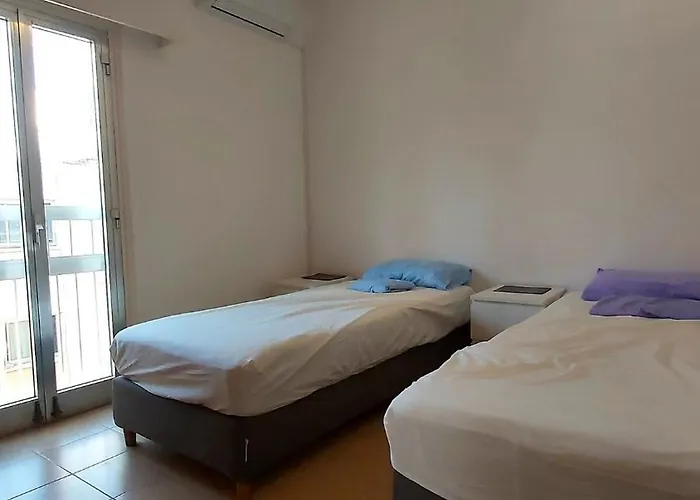 Apartamento 10min Walk To Finikoudes Beach, Spacious 2-bed