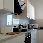 Apartament 10min Walk To Finikoudes Beach, Spacious 2-bed Larnaca