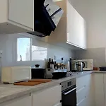 Apartament 10min Walk To Finikoudes Beach, Spacious 2-bed *