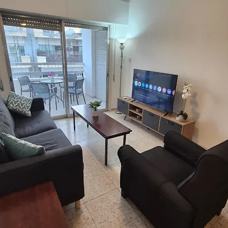 Apartament 10min Walk To Finikoudes Beach, Spacious 2-bed Larnaca