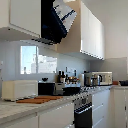 Daire 10min Walk To Finikoudes Beach, Spacious 2-bed Larnaca