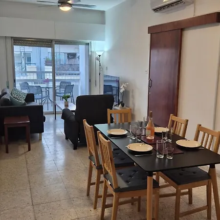 Daire 10min Walk To Finikoudes Beach, Spacious 2-bed Larnaca
