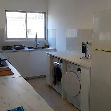 Daire 10min Walk To Finikoudes Beach, Spacious 2-bed *