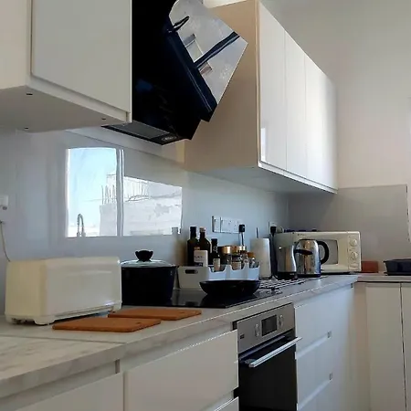 شقة 10min Walk To Finikoudes Beach, Spacious 2-bed *