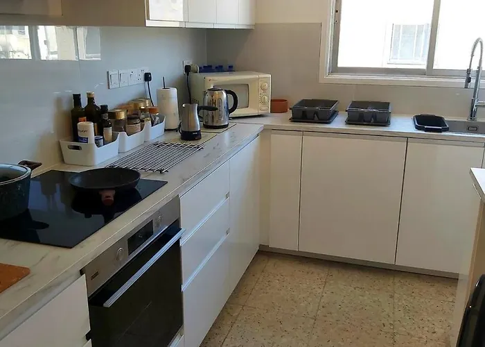 10min Walk To Finikoudes Beach, Spacious 2-bed Apartmán Larnaca