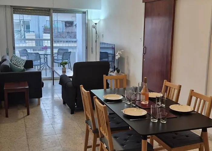 Apartmán 10min Walk To Finikoudes Beach, Spacious 2-bed Larnaca