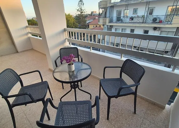 Apartmán 10min Walk To Finikoudes Beach, Spacious 2-bed Larnaca