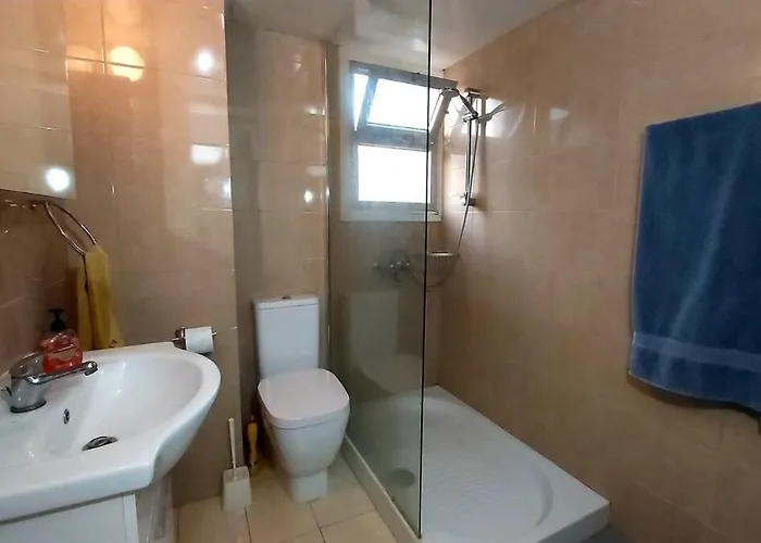 Apartmán 10min Walk To Finikoudes Beach, Spacious 2-bed Larnaca