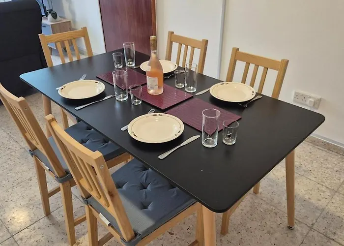 10min Walk To Finikoudes Beach, Spacious 2-bed Daire Larnaca